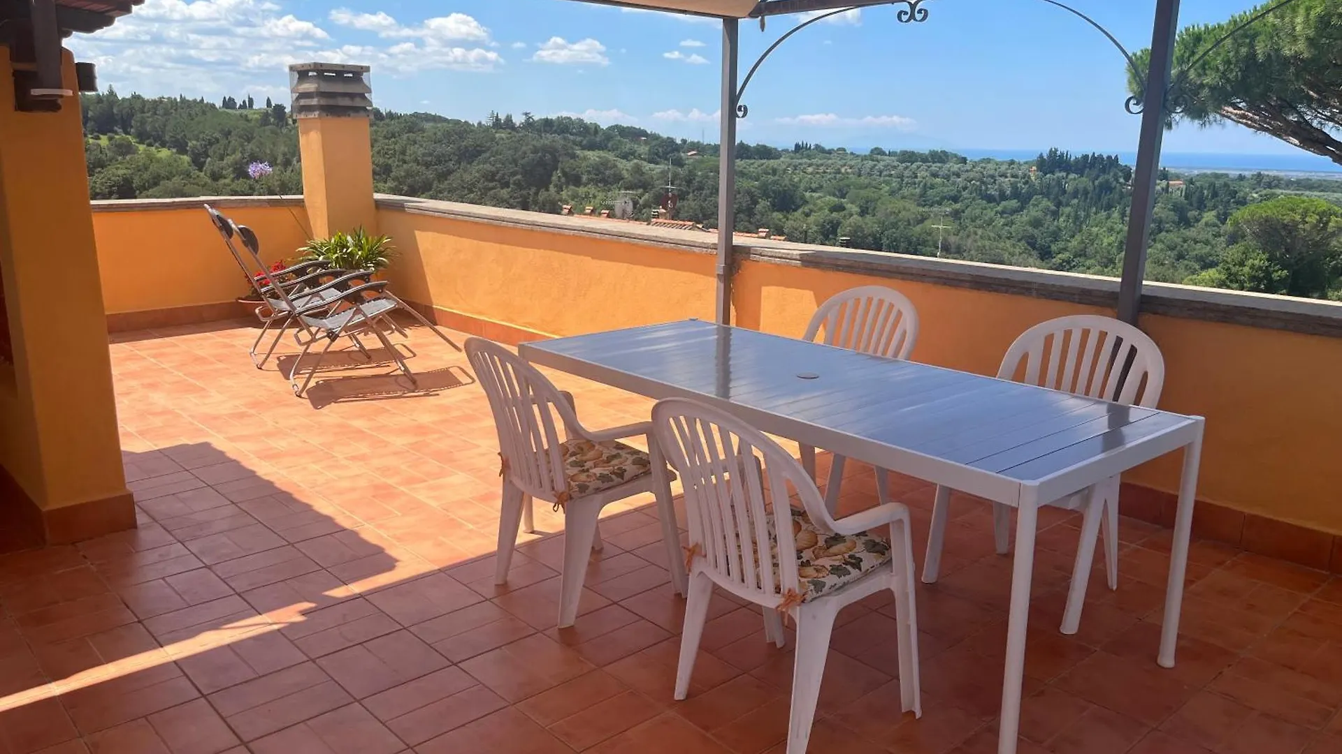 Residence La Villa Attico Panoramico Montescudaio Italië