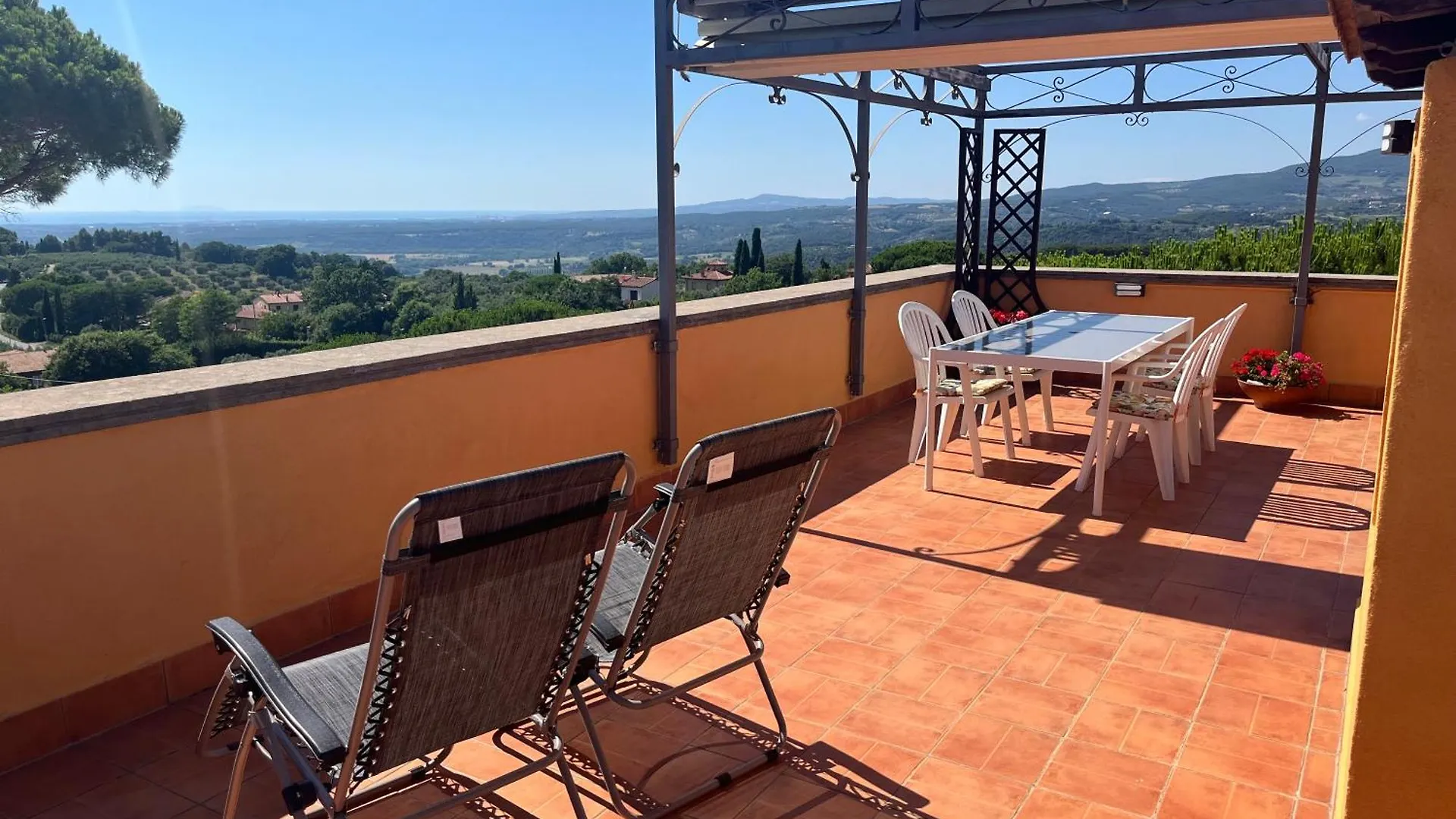 Residence La Villa Attico Panoramico Montescudaio Aparthotel